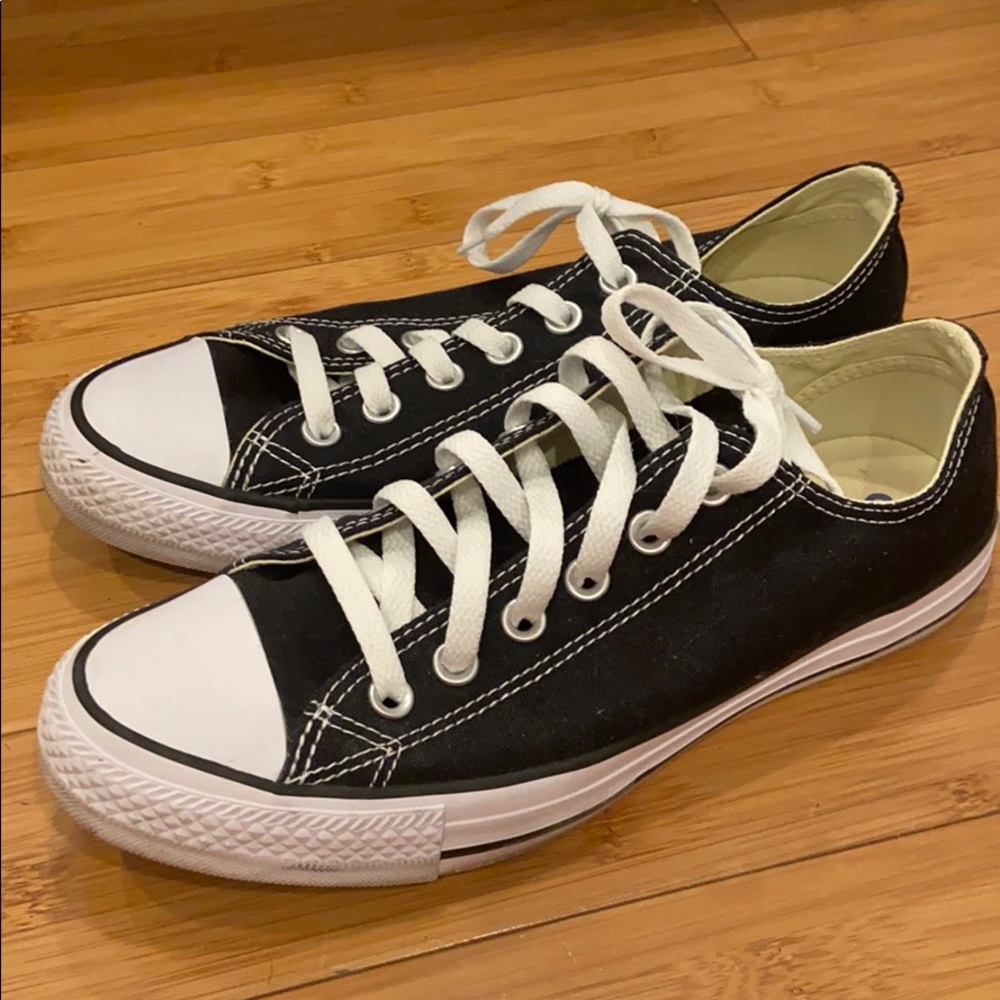 Laptop black converse